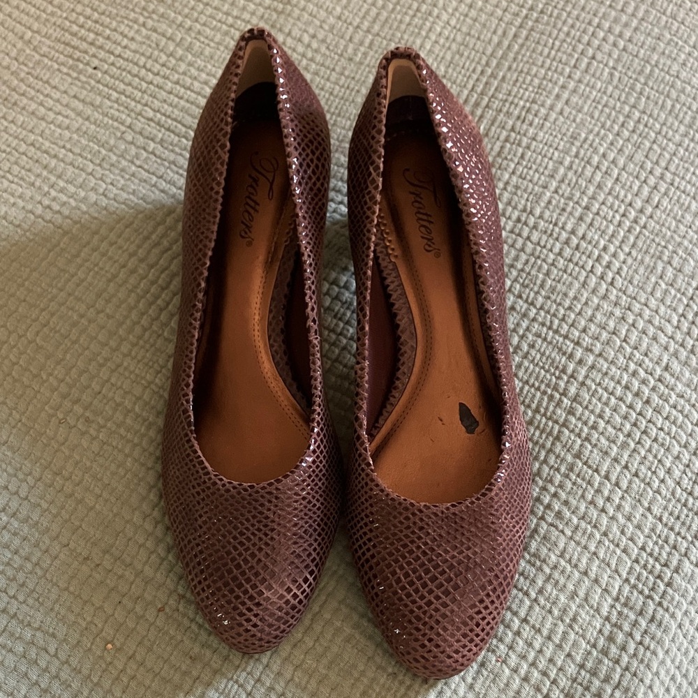 Trotters Women's Snakeskin Patterned Heels in Brown